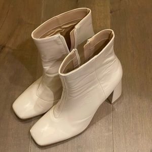 Ladies cream Steve Madden Taryn Half Boots. Size 8.5.